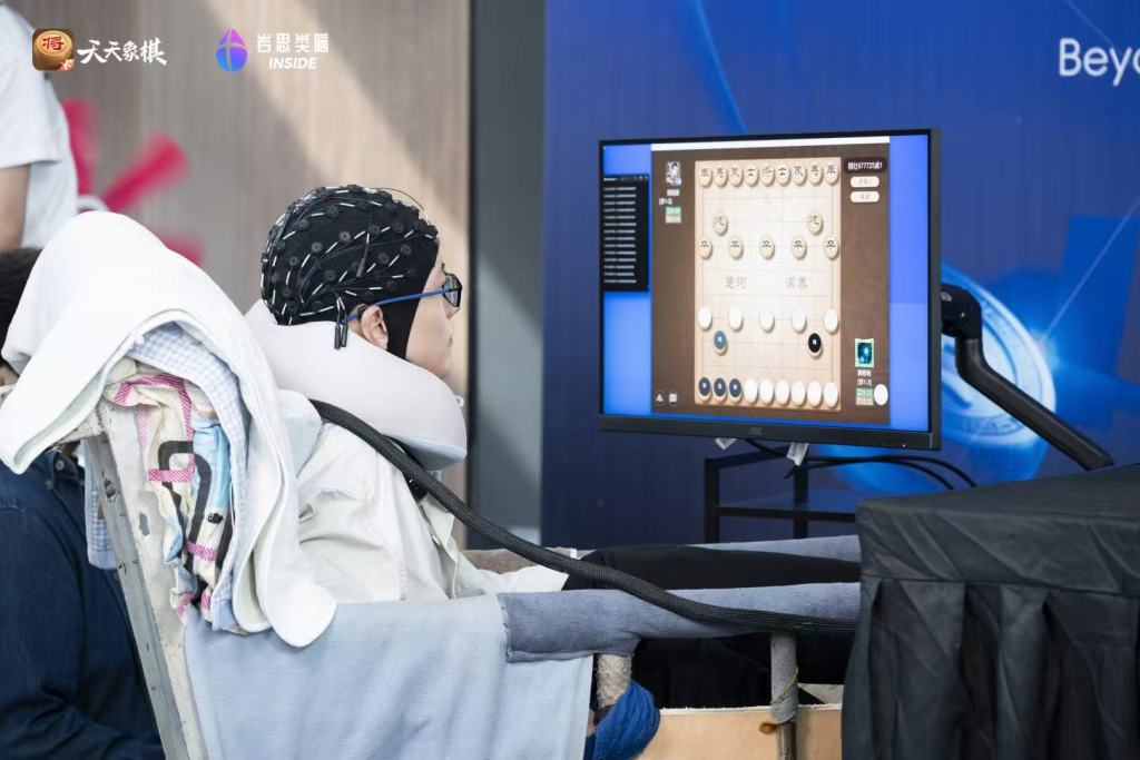 用脑机接口打象棋比赛，脑瘫棋手成为“头号玩家”(图2)