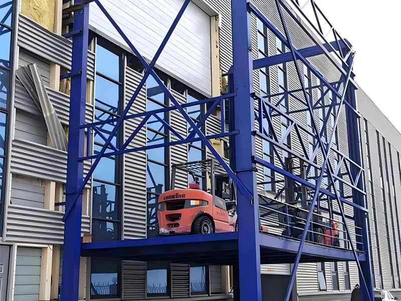 中鼎四柱90度进出口式提升机：创新设计引领垂直运输新风尚 2025-04-30