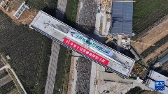 山东：董梁高速上跨瓦日铁路立交桥顺利完成转体施工(图1)