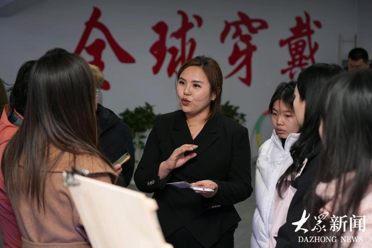 指尖舞动世界，宝妈“点甲”成金