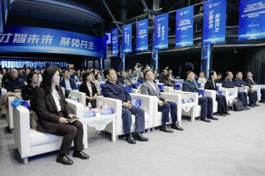 山东省(济南)首届“人力资源+人工智能”创新创业发展交流活动暨人力资源服务业与制造业项目对接会成功举办(图2) 山东省(济南)首届“人力资源+人工智能”创新创业发展交流活动暨人力资源服务业与制造业项目对接会成功举办(图2)