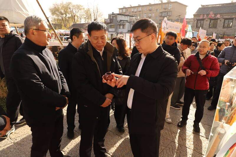 山东省暨济南市2025年宪法宣传周启动仪式 全省“非遗传承+普法宣传”创新项目成果展示活动举行(图2) 山东省暨济南市2025年宪法宣传周启动仪式 全省“非遗传承+普法宣传”创新项目成果展示活动举行(图2)