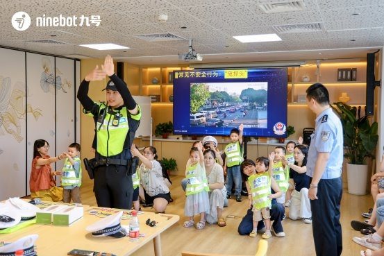 九号公司联合交管等多方举办暑期安全亲子公开课 让萌娃秒变“小交警”(图2)