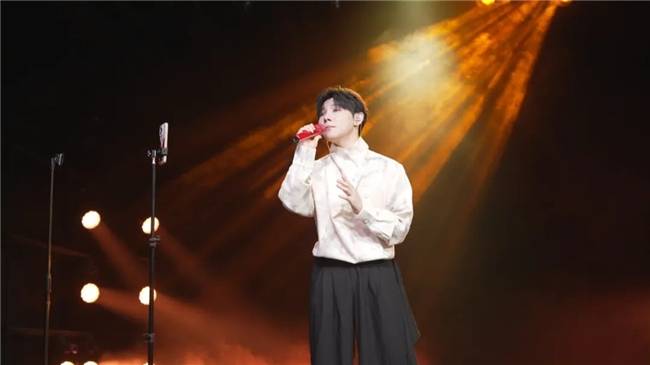 如何让直播冲出同质化？鲸红传媒借力索尼电影感直播解决方案，打造综艺感团播直播间(图1)