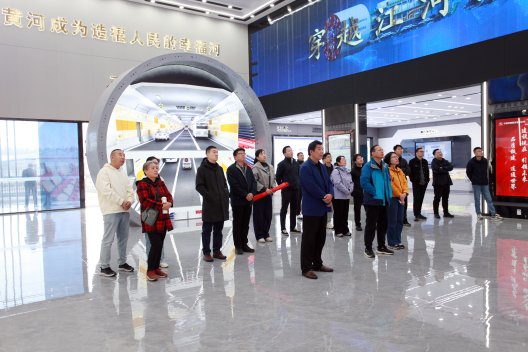 中共山东省委党校(山东行政学院)济南分院2023级党的建设专业在职干部研究生班开展党性教育活动(图2) 中共山东省委党校(山东行政学院)济南分院2023级党的建设专业在职干部研究生班开展党性教育活动(图2)