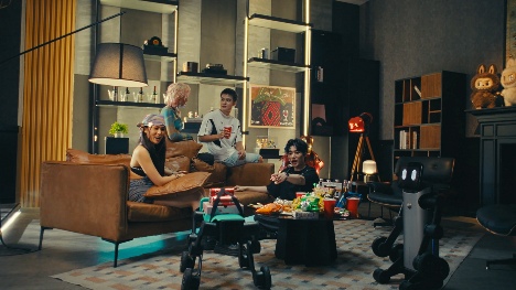 “未来家庭智能体BAOBAO”全球首秀！ 镜识科技携三款尖端机器狗亮相2025世界机器人博览会(图2)