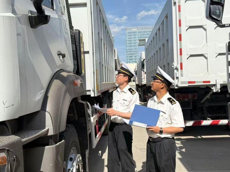 今年前11个月，山东进出口同比增长4.6%(图2)