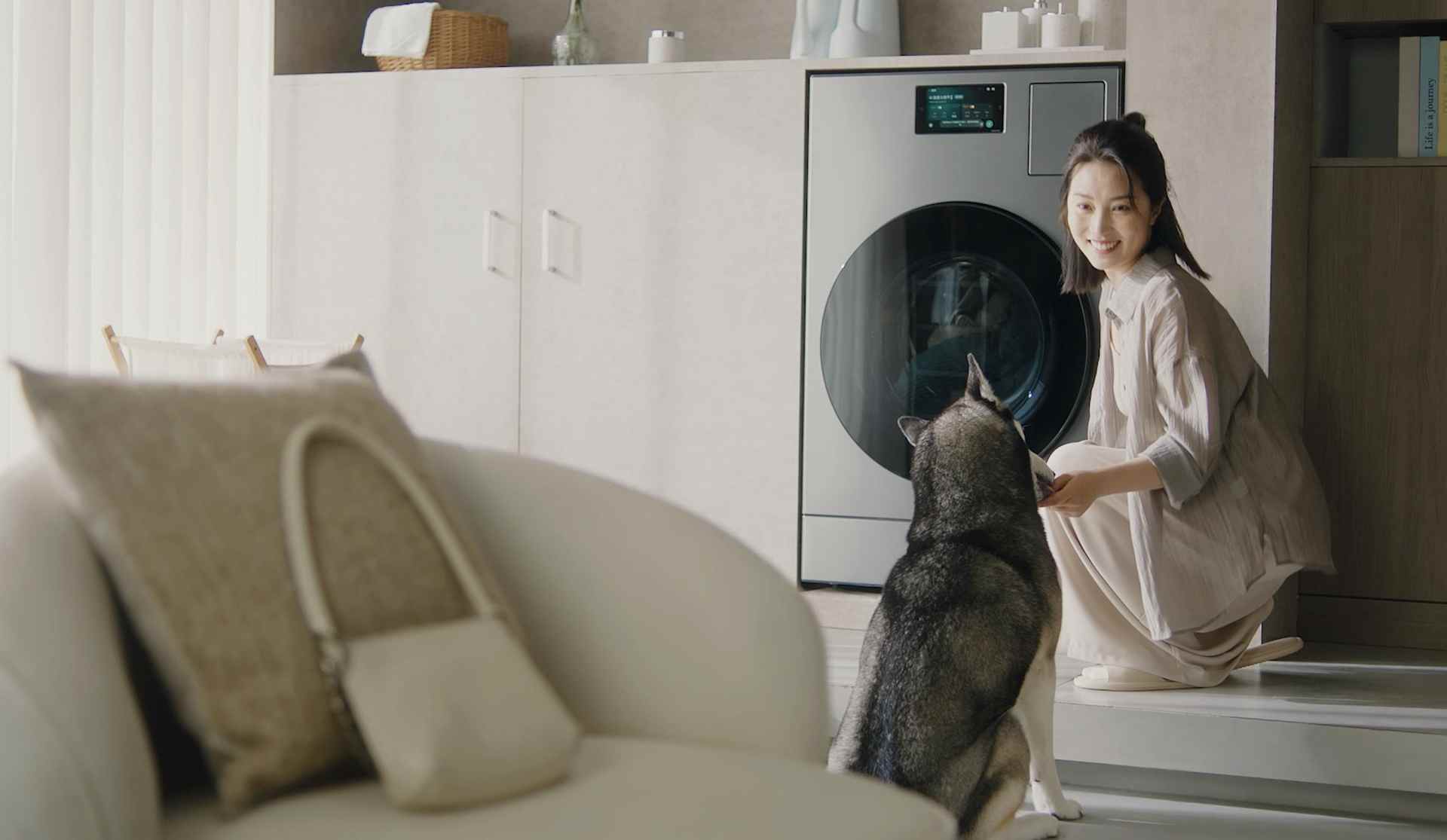 三星AI神 黑钻热泵洗烘旗舰：智慧洗烘一键掌控 让养宠家庭更安心(图1)