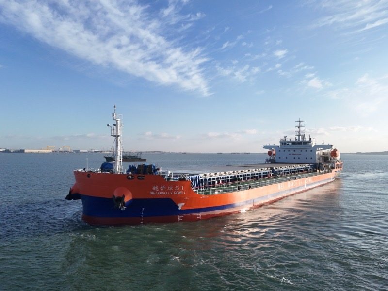 威海海事部门保障国内首艘近海航区新能源散货船安全试航
