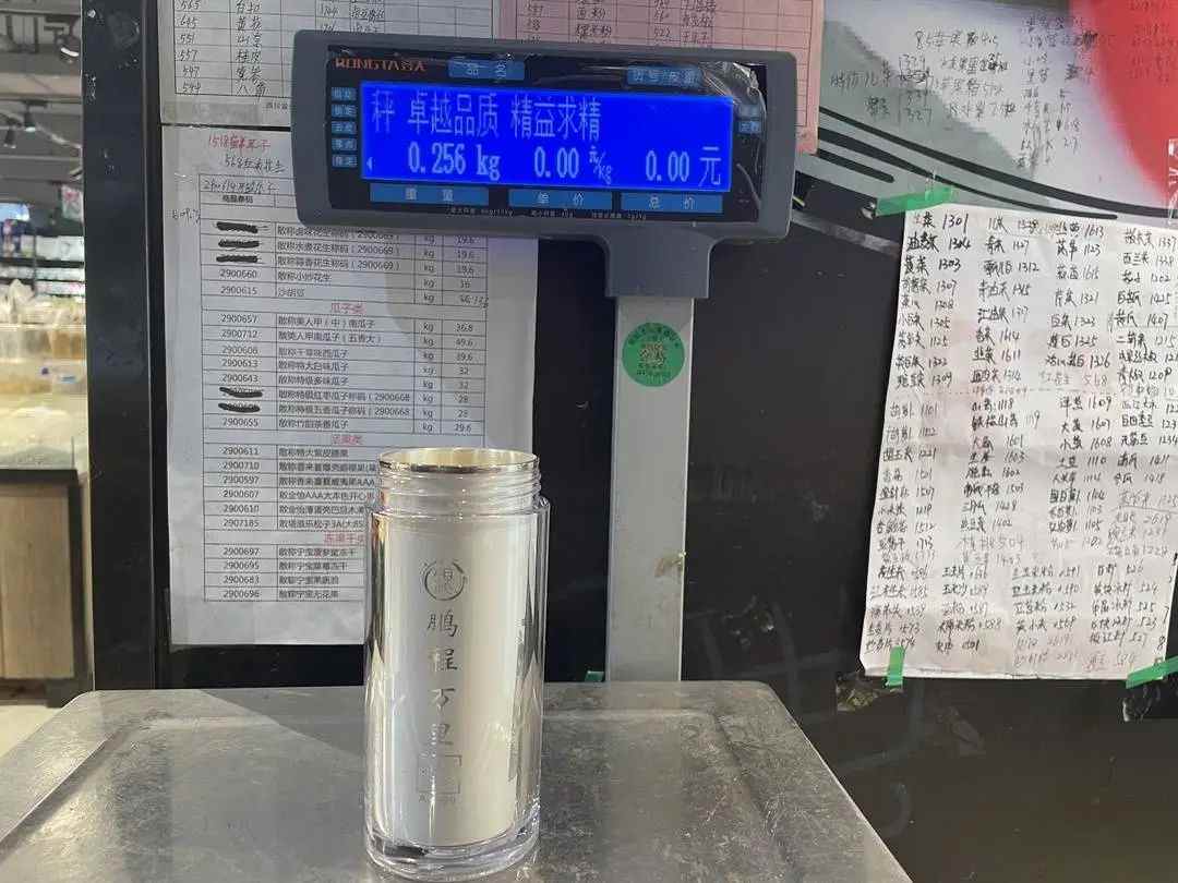 热搜！女子3年前花6000多元买钻戒送足银内胆保温杯，如今“身价”反转！(图2)