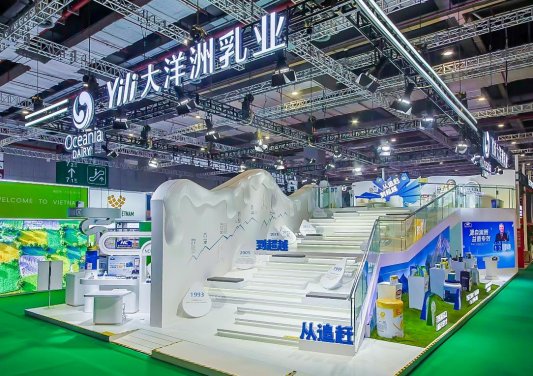 以国奶，会世界！“全勤生”伊利八赴进博之约(图1)