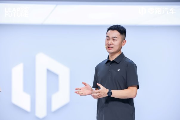 成都车展燃情双响！零跑B10新色首发暨B01万台交付(图8)